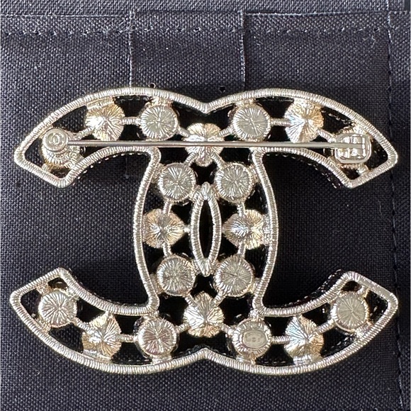 2022S CHANEL LARGE RUNWAY GOLD CC LOGO PEARLS CRYSTALS BROOCH PIN NEW - Picture 11 of 16